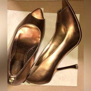 GUESS titanium gold color heels 👠